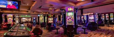Filipino player spinning online slots on a mobile phone via eejl login